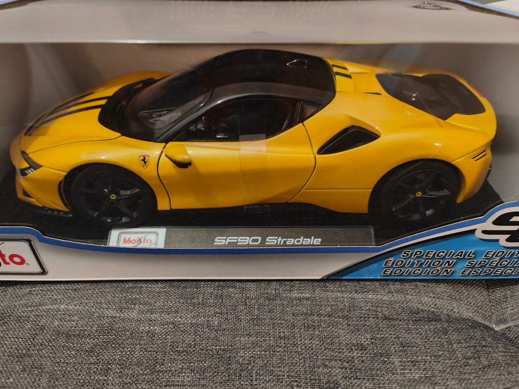 Ferrari SF90 Stradale en color amarillo escala 1:18