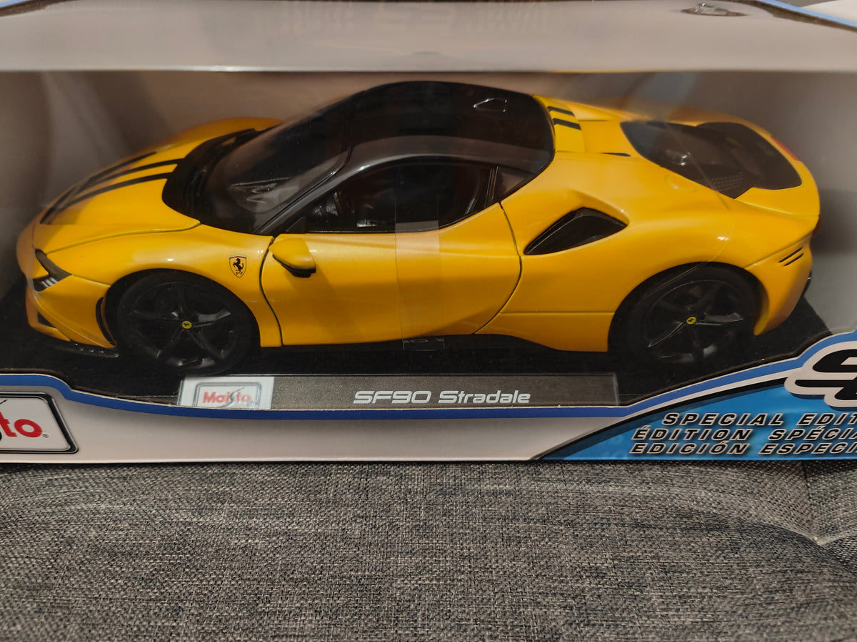 Ferrari SF90 Stradale en color amarillo escala 1:18