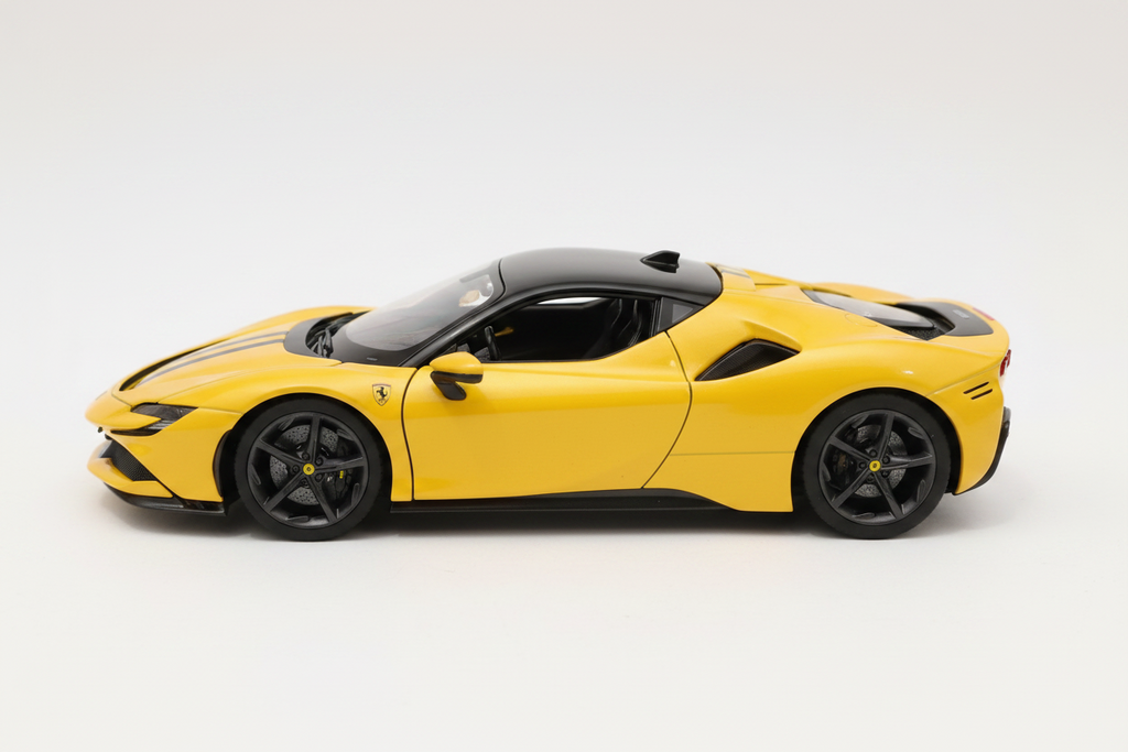 Ferrari SF90 Stradale en color amarillo escala 1:18