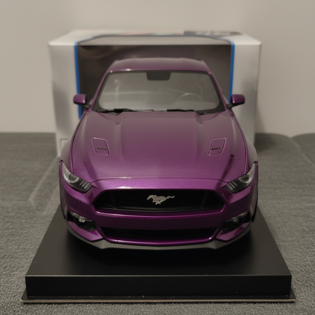 2015 Ford Mustang GT en color morado escala 1:18