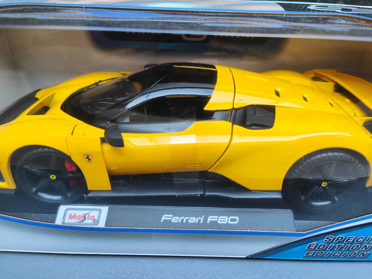 Ferrari F80 de Maisto a escala 1:18 color Amarillo