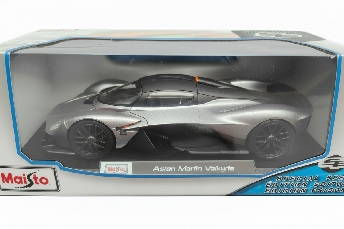 Aston Martin Valkyrie en color gris metalizado escala 1:18
