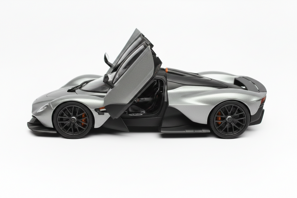 Aston Martin Valkyrie en color gris metalizado escala 1:18