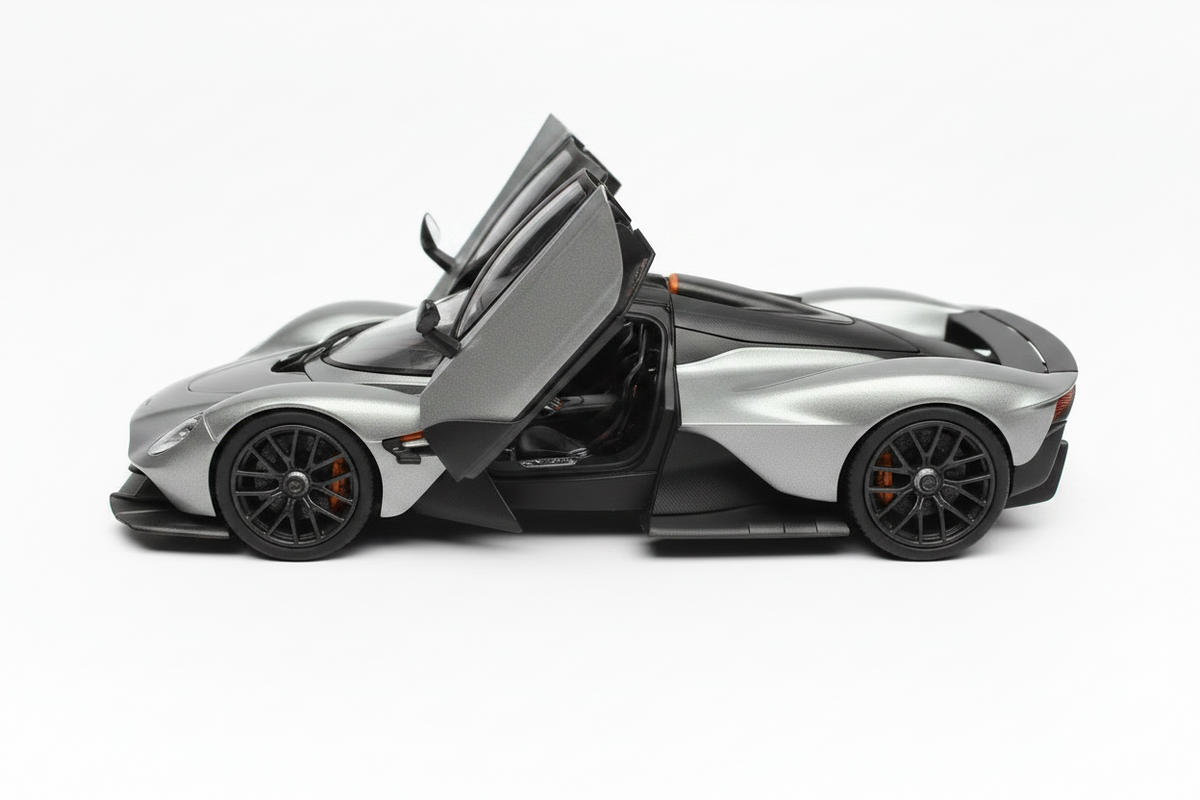 Aston Martin Valkyrie en color gris metalizado escala 1:18