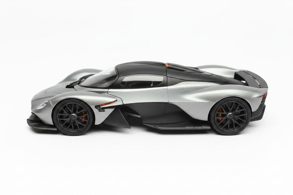 Aston Martin Valkyrie en color gris metalizado escala 1:18