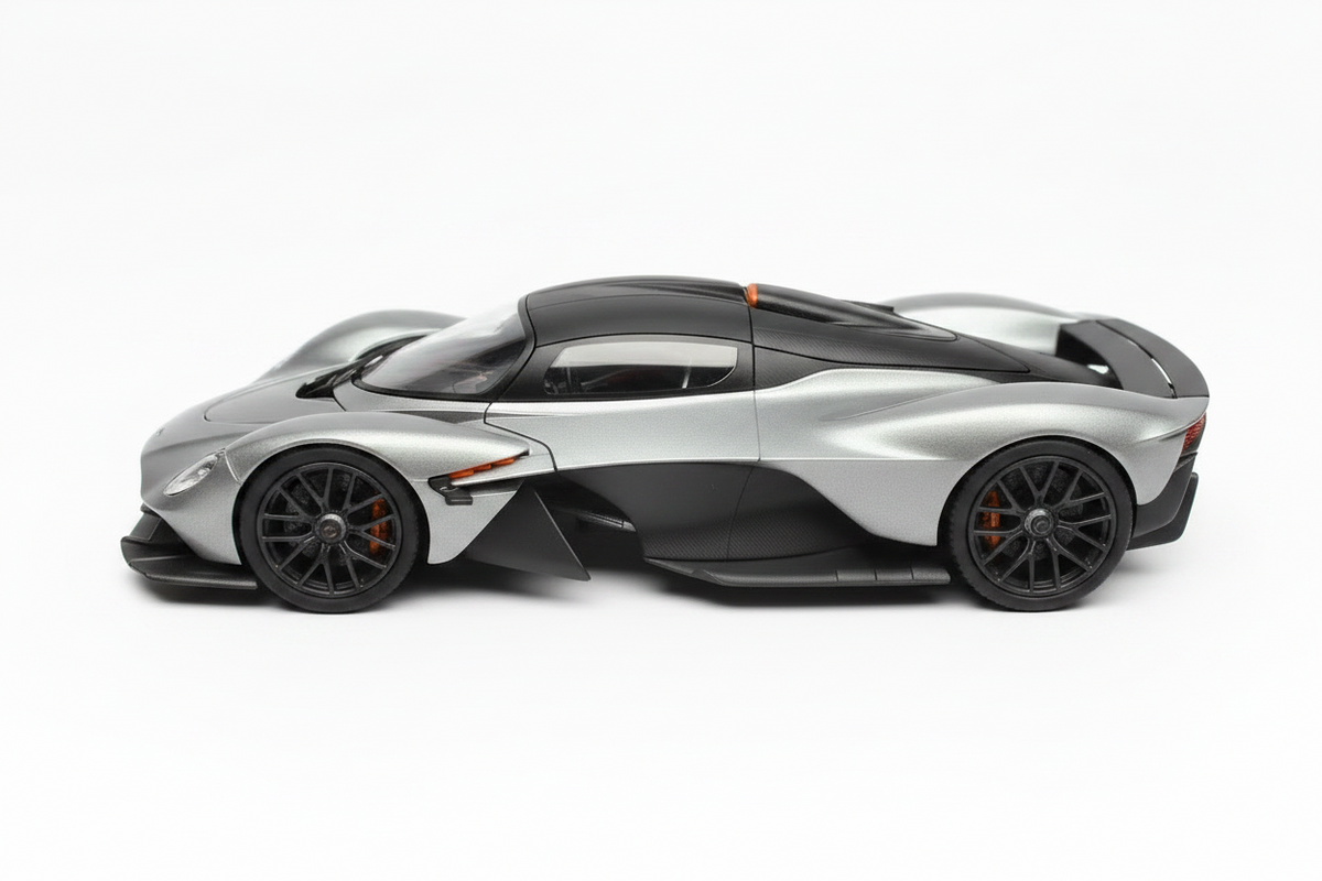 Aston Martin Valkyrie en color gris metalizado escala 1:18