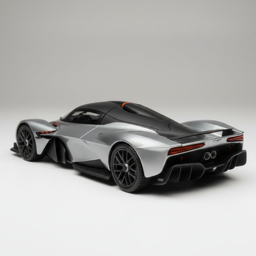 Aston Martin Valkyrie en color gris metalizado escala 1:18