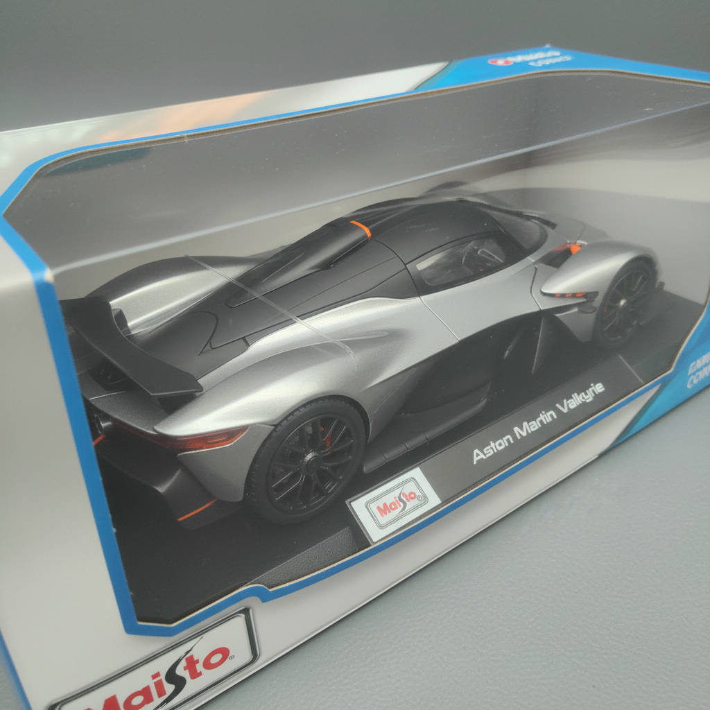 Aston Martin Valkyrie en color gris metalizado escala 1:18