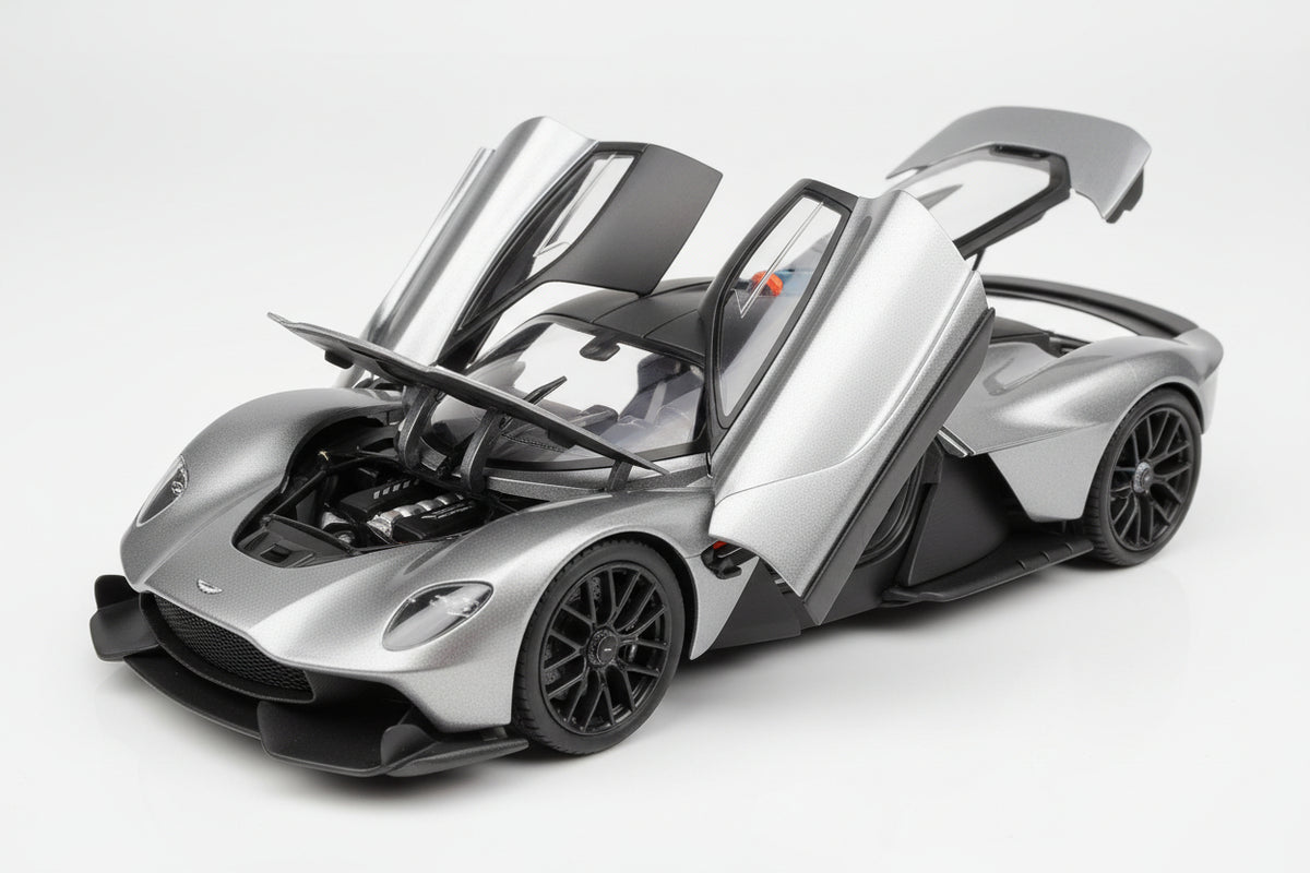 Aston Martin Valkyrie en color gris metalizado escala 1:18