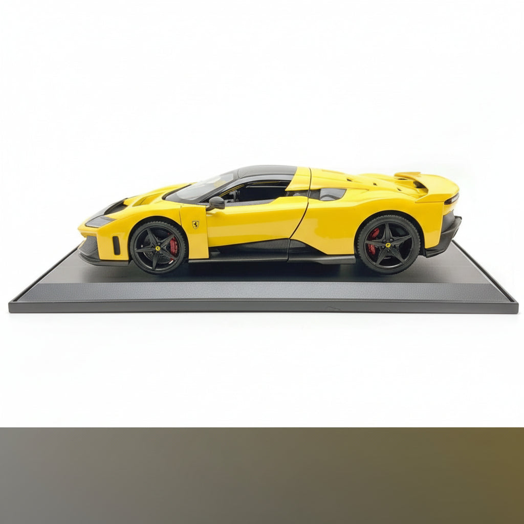Ferrari F80 de Maisto a escala 1:18 color Amarillo