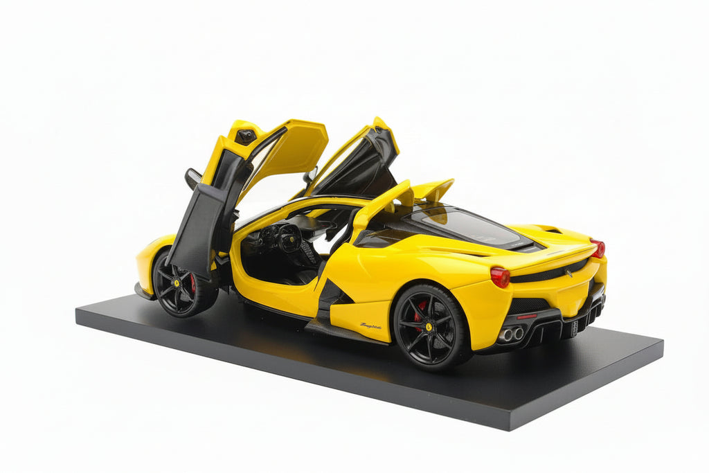Ferrari F80 de Maisto a escala 1:18 color Amarillo